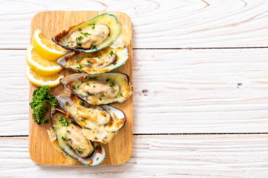 Peynirli taze midye.