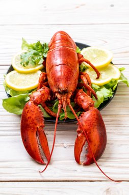 taze Haşlanmış istakoz sebze ve limon ile