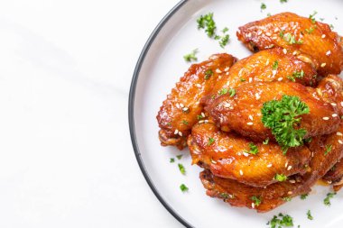 Beyaz susamlı ızgara tavuk kanadı.