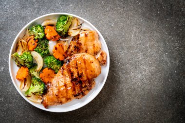 çukurunu tavuk göğsü biftek sebze (brokoli, havuç, soğan ile)