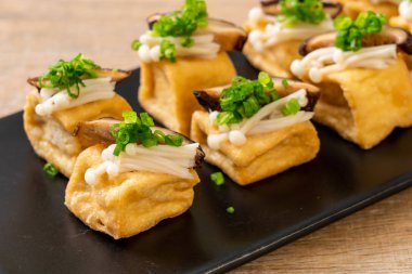 Shitake Mantarlı ızgara Tofu ve Altın İğne Mantarı - sağlıklı, vejetaryen veya vejetaryen yemek tarzı