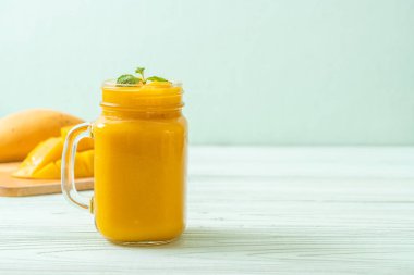 taze mango smoothies - sağlıklı yiyecek ve içecek konsepti