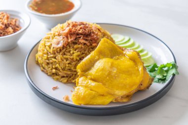 Tavuk - Müslüman gıda tarzı ile Müslüman sarı pirinç