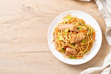 tavada kızartılmış yakisoba noodle pork - Asya gıda tarzı ile