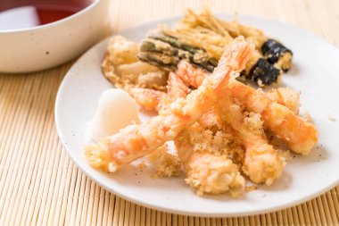 karides tempura (hırpalanmış kızarmış karides) sebze - Japon gıda tarzı