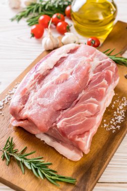 taze domuz ham filetosu ahşap tahta üzerinde