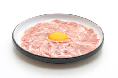 taze dilimlenmiş domuz ham yumurta pişirme veya shabu shabu ve beyaz arka plan üzerinde izole sukiyaki yapma ile