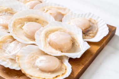 Ahşap tahta üzerinde taze kabuk tarak