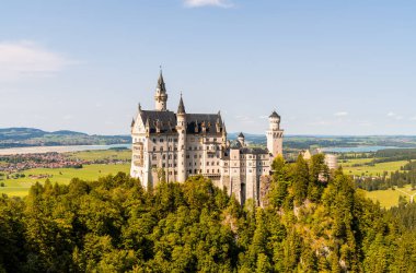 Neuschwanstein Şatosu Almanya'da Bavyera Alpleri, mavi gökyüzü ile güzel mimari