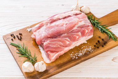 taze domuz ham filetosu ahşap tahta üzerinde