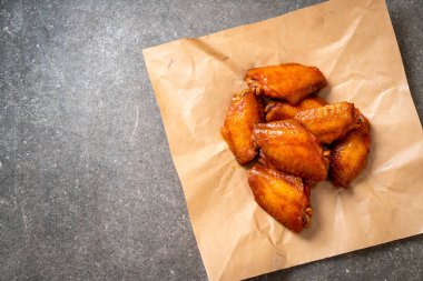 Barbekü tavuk kanadı sosu ile