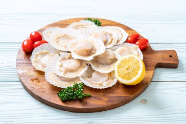 Ahşap tahta üzerinde taze kabuk tarak