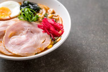 Baharatlı miso udon ramen noodle ile domuz eti - Japon gıda tarzı