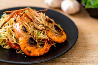 ızgara karides ve domates - İtalyan Füzyon gıda tarzı ile tavada kızartılmış spagetti