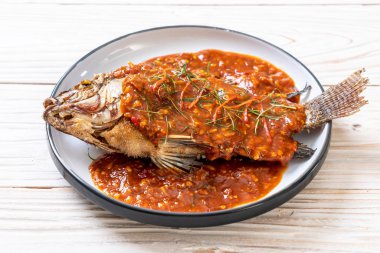 Derin kızarmış balık biber sosu ile