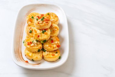 Sahanda yumurta yumuşak tofu sarımsak - sağlıklı, vegan ve sebze gıda tarzı