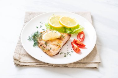 Izgara balık bifteği.