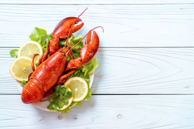 taze Haşlanmış istakoz sebze ve limon ile