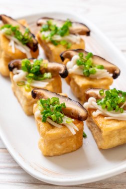 Shitake Mantarlı ızgara Tofu ve Altın İğne Mantarı - sağlıklı, vejetaryen veya vejetaryen yemek tarzı