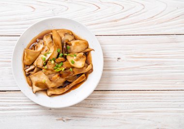 İstiridye soslu kızarmış kral istiridye mantarı. Sağlıklı, vejetaryen ya da vejetaryen yemek tarzı.