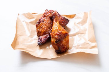 Masada ızgara ve ızgara tavuk.