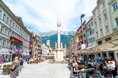 Innsbruck, Avusturya - 29 Ağustos 2019: Innsbruck şehir merkezi ile lots-in insanlar ve sokak kafeleri İnnsbruck, Tyrol, Avusturya