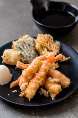 karides tempura (hırpalanmış kızarmış karides) sebze - Japon gıda tarzı