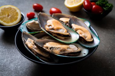 üzerinde siyah kase taze midye