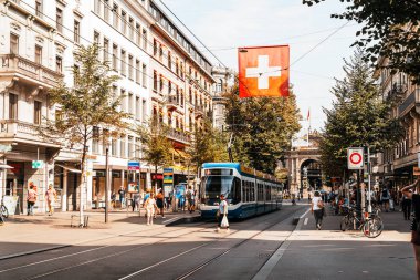 Zürih, İsviçre - 23 Ağustos 2018: Zürih Şehri, İsviçre kaldırımlarda insanlar yürüyüş yaparken bir tramvay merkezi Bahnhofstrasse sürücüler.
