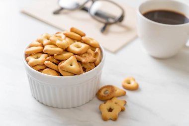 Kahveli bisküvi krakeri.