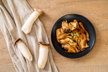 İstiridye soslu kızarmış kral istiridye mantarı. Sağlıklı, vejetaryen ya da vejetaryen yemek tarzı.