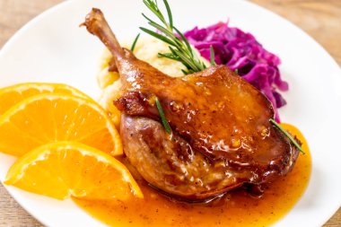 Portakal soslu biftek kızarmış ördek bacak