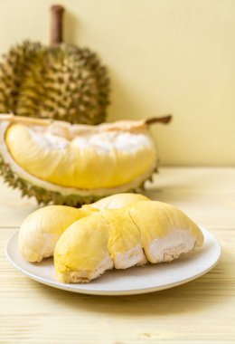 Ahşap zemin üzerinde taze Durian meyvesi