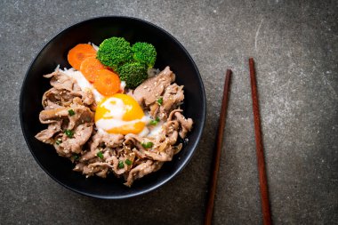 Donburi, domuz eti Pilav kasesi onsen yumurta ve sebze - Japon gıda tarzı
