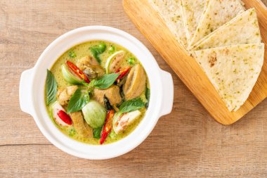 Roti ve yeşil köri tavuk - Müslüman gıda