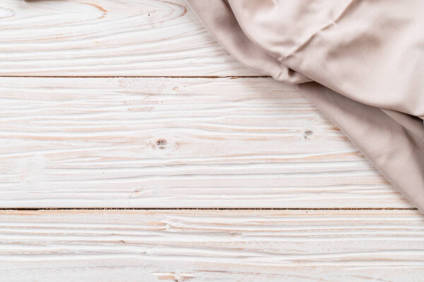 кухонная ткань (салфетка) на деревянном фоне
