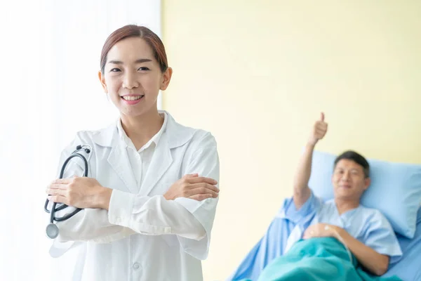 Asijské Lékařka Drží Fonendoskop Trpělivý Pozadím — Stock fotografie
