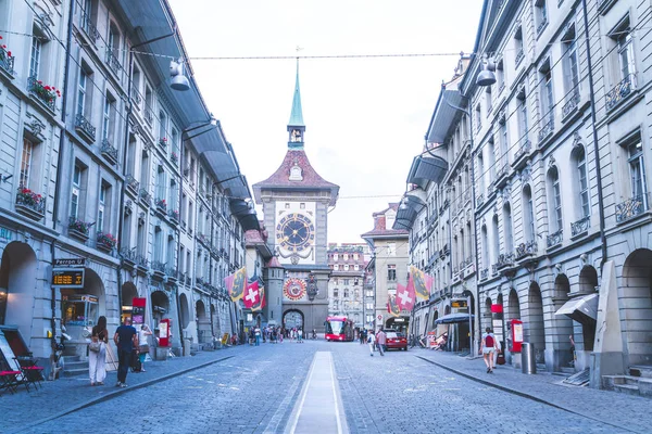 Bern Zwitserland Augustus 2018 Mensen Het Winkelen Steegje Met Zytglogge — Stockfoto