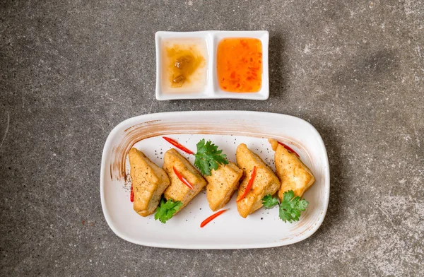 揚げ豆腐の菜食主義者やベジタリアン料理 — ストック写真