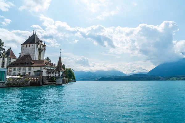 Krásná Architektura Zámku Oberhofen Pozadím Jezero Thun Švýcarsku — Stock fotografie