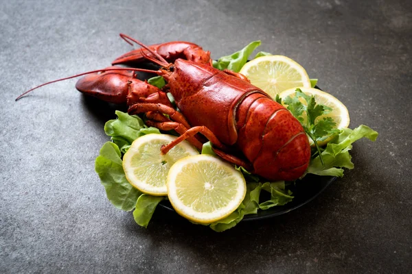 Nykokt Hummer Med Grönsaker Och Citron — Stockfoto