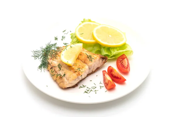 真鯛のグリルの魚香味野菜の白い背景で隔離のステーキ — ストック写真