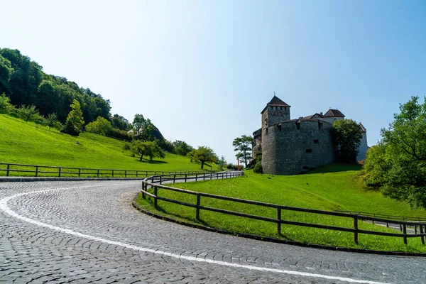 Piękna Architektura Zamku Vaduz Oficjalną Rezydencją Księcia Liechtensteinu Błękitnego Nieba — Zdjęcie stockowe