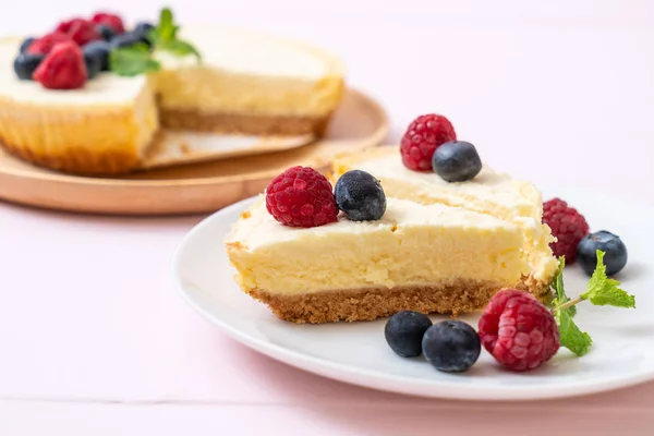 Tarta Queso Casera Con Frambuesas Frescas Arándanos —  Fotos de Stock