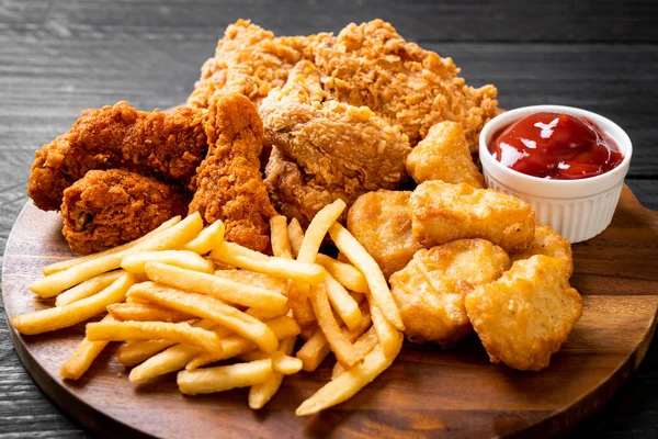 Kızarmış tavuk, patates kızartması ve nugget yemeği. Abur cubur ve sağlıksız yemek.