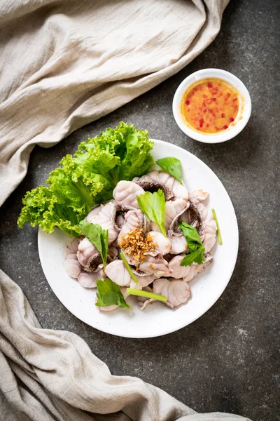 Soslu ve sebzeli haşlanmış balık sosu.