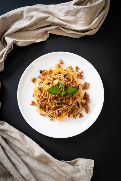 kıyılmış domuz eti ve fesleğen ile tavada kızartılmış acılı spagetti