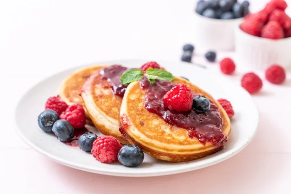 Souffle Pancake Fresh Raspberries Blueberries — Stock Photo, Image