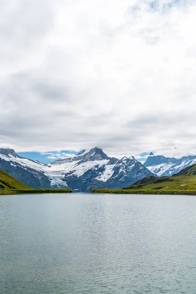 Bachalpsee Λίμνη Συννεφιά Schreckhorn Και Wetterhorn Γκρίντεουαλντ Ελβετία — Φωτογραφία Αρχείου