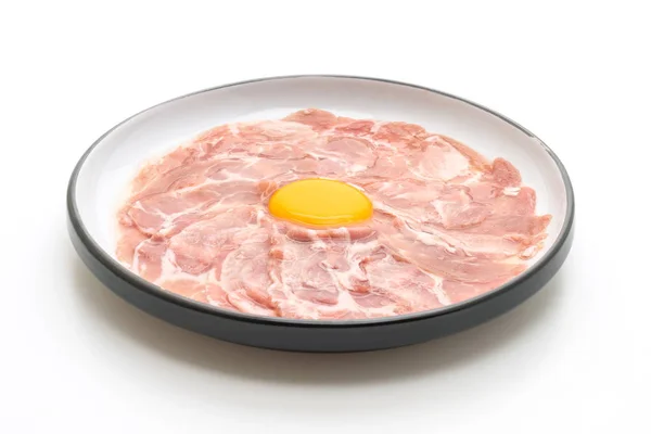 新鮮な豚肉料理やしゃぶしゃぶ すき焼きは 白い背景で隔離のための卵を生 — ストック写真